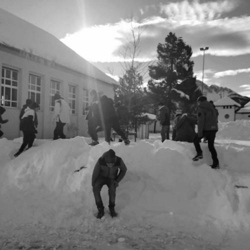 Kinder spielen im Schnee