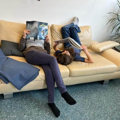 bequem auf einer Couch in der Pause lesen