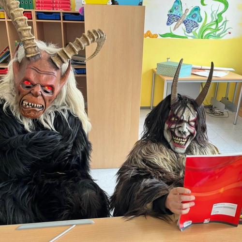 Krampus besucht die Schule