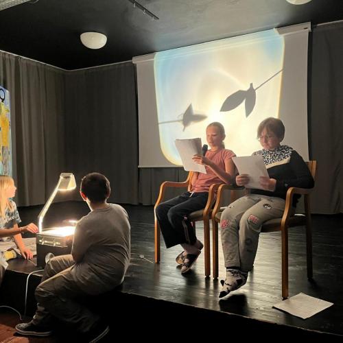 Schultheater an der MSU- Schüler lesen Texte vor