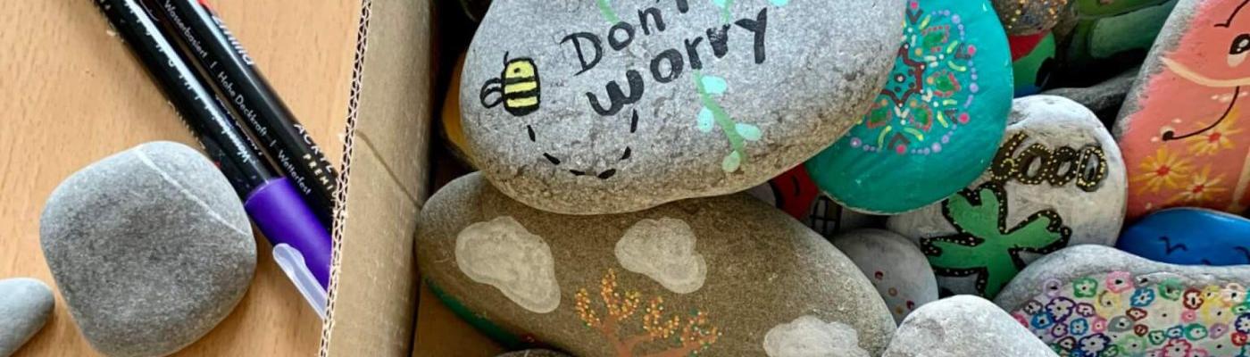 © MSU Reutte | Bildquelle: MSU Reutte | Urheber:in: MSU Reutte bunt bemalte Steine